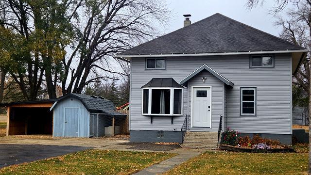 view of front property with a storage shed