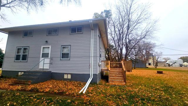 back of house featuring a lawn