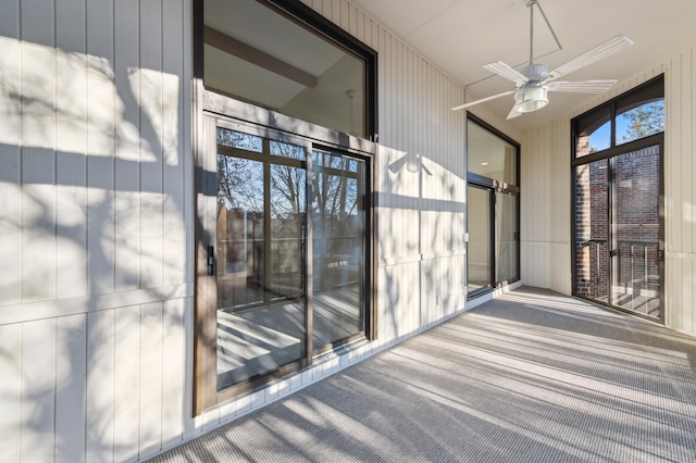 unfurnished sunroom with a wealth of natural light and ceiling fan