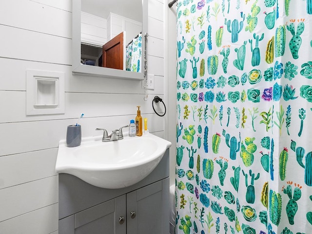 bathroom featuring a shower with curtain and vanity