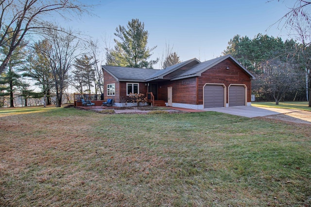 view of front of home featuring a garage, a front lawn, and concrete driveway