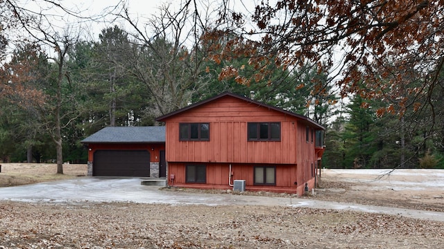 view of front facade featuring cooling unit and a garage