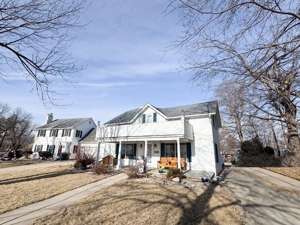 view of front facade with a front yard and a porch