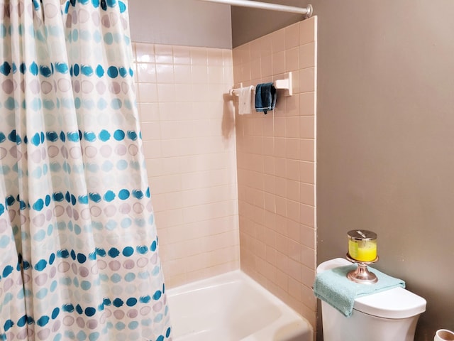 bathroom featuring shower / bath combo with shower curtain and toilet