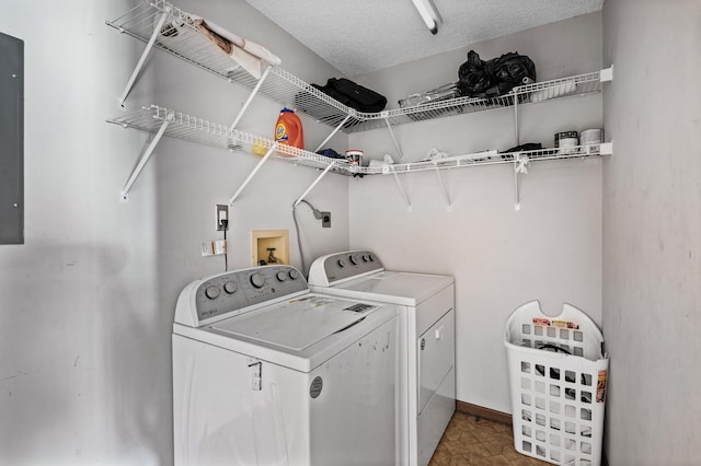 washroom with a textured ceiling and independent washer and dryer