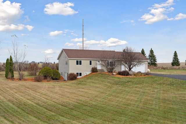 view of front of home featuring a front yard