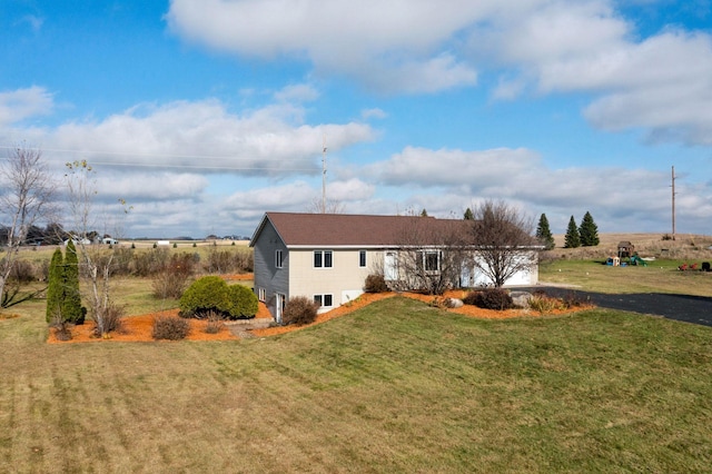 view of front of house featuring a front lawn