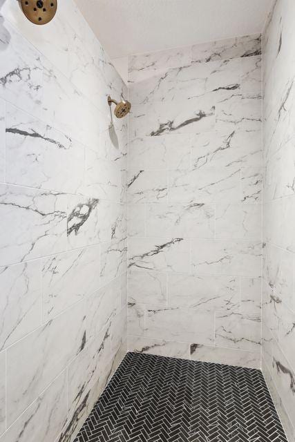 bathroom featuring tiled shower