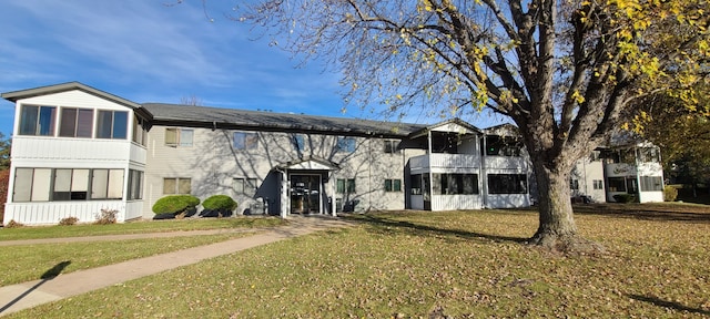 view of front of home featuring a front yard