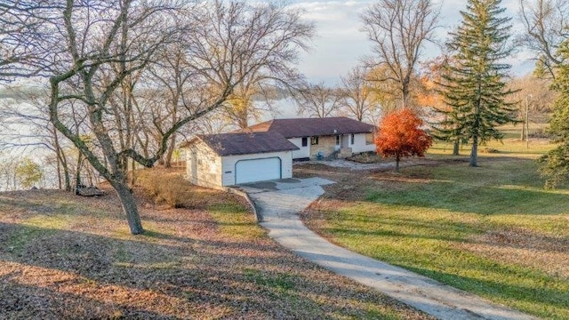 view of front facade with a garage and a front yard