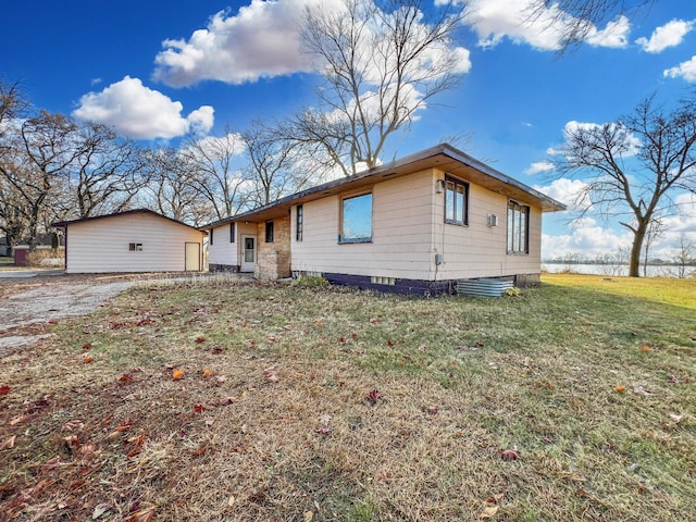 ranch-style house featuring a front yard