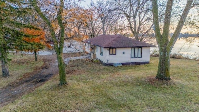 view of front of house featuring a lawn