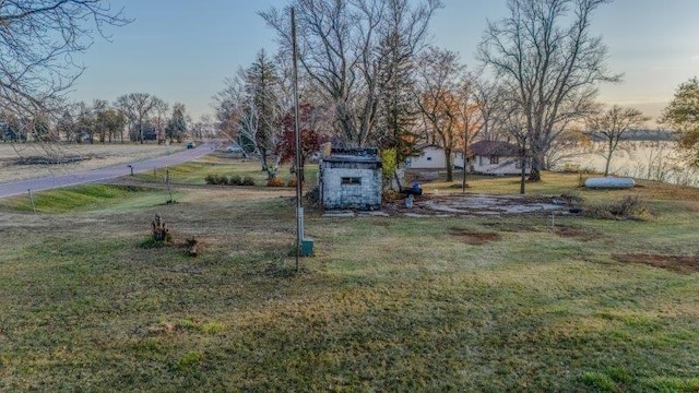 view of yard at dusk