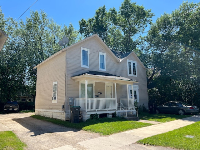 309 3rd Ave SW, Austin, MN 55912 - view of front of home with covered porch and a front lawn