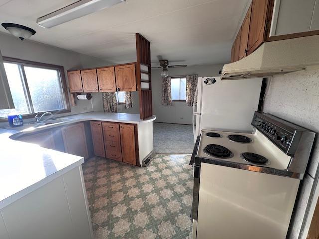 kitchen with kitchen peninsula, white appliances, and ceiling fan