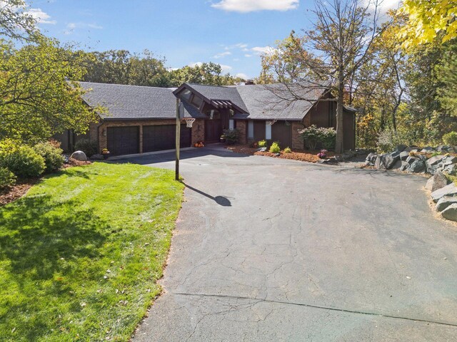 6517 Crackleberry Trl, Woodbury, MN 55129 - mid-century modern home featuring driveway, an attached garage, and a front lawn
