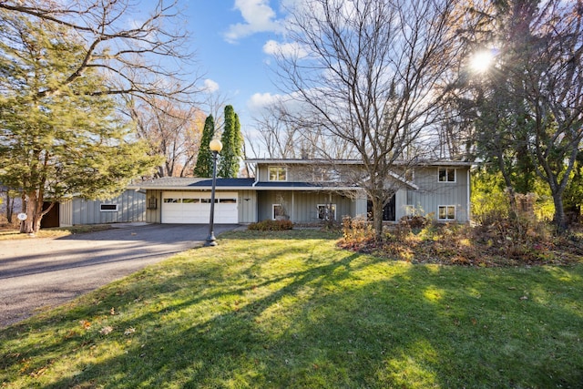 view of front facade featuring a front yard and a garage