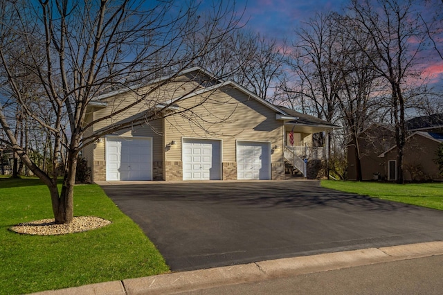 view of front of house featuring a lawn and a garage