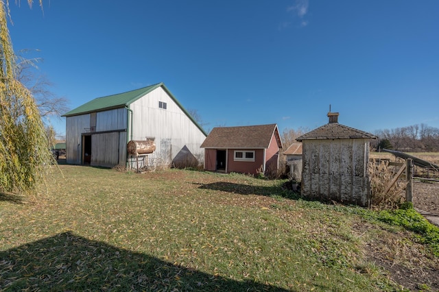 view of yard featuring an outbuilding