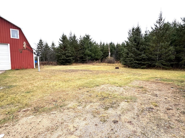 view of yard featuring an outbuilding