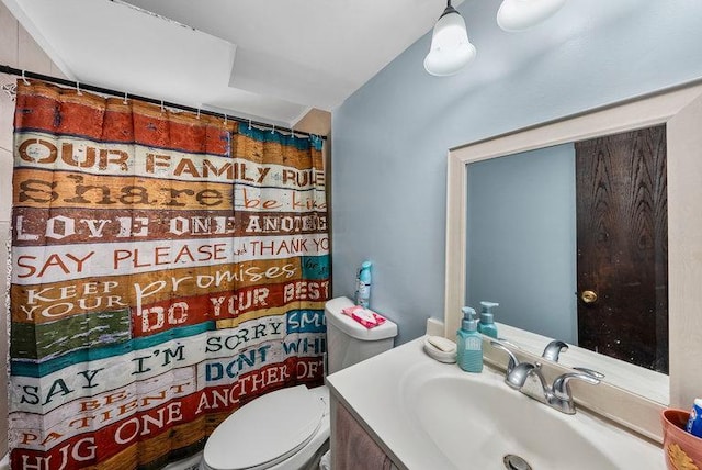 bathroom with a shower with shower curtain, vanity, and toilet