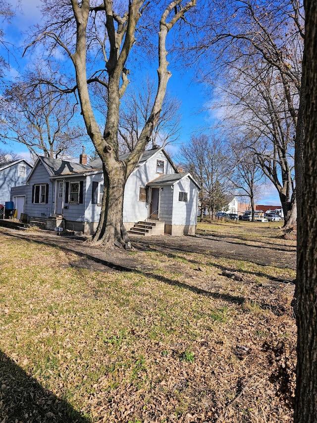 view of front of home with a front lawn