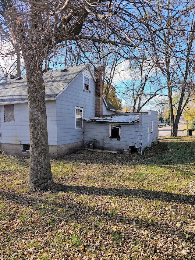 view of side of property featuring a yard