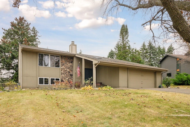 view of front of home featuring a front lawn and a garage