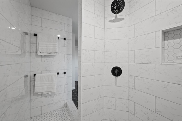 bathroom featuring a tile shower