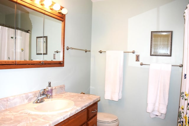 2935 Acorn Ln NE, Bemidji, MN 56601 - full bathroom featuring vanity, toilet, and curtained shower