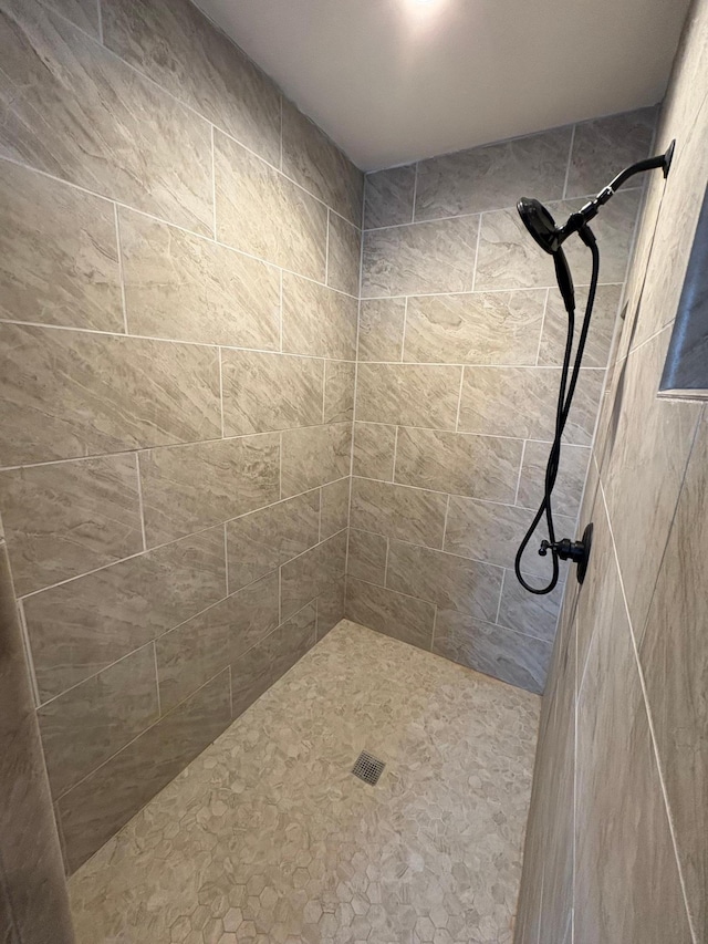 bathroom featuring a tile shower