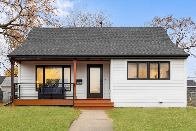 view of front facade featuring a front yard