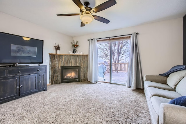 carpeted living room featuring ceiling fan