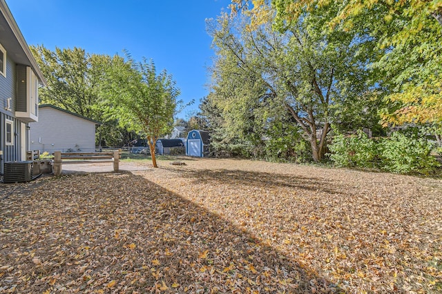 view of yard featuring a storage shed