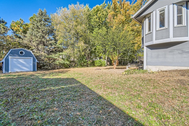 view of yard with an outbuilding