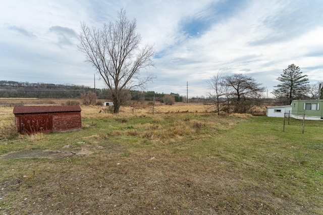 view of yard featuring a rural view