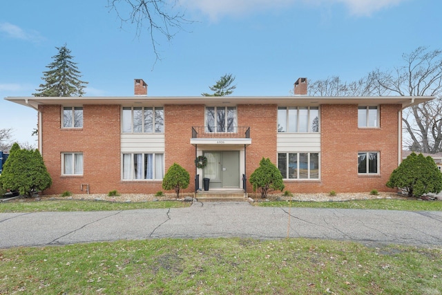 view of front of property featuring a balcony