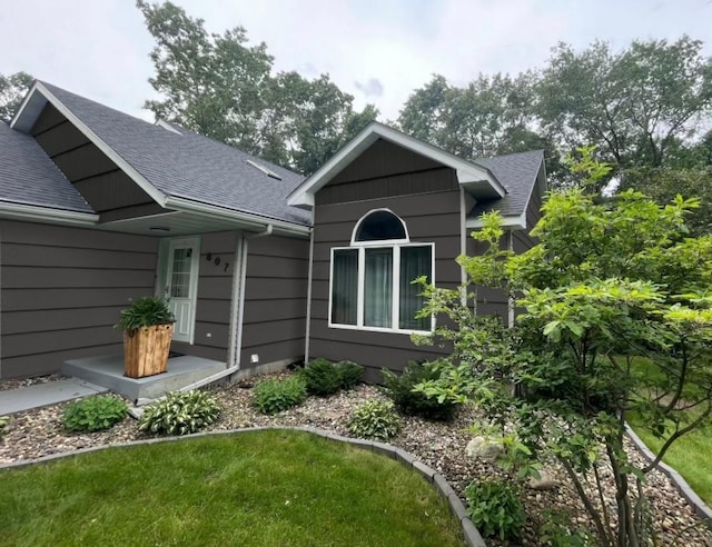 view of front of home featuring a front lawn