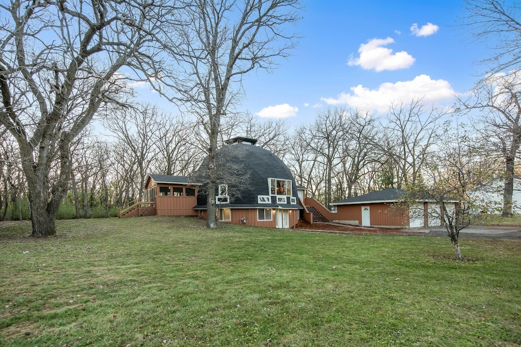 view of yard featuring a garage