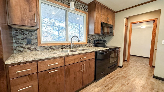 kitchen featuring tasteful backsplash, crown molding, sink, black appliances, and light hardwood / wood-style flooring