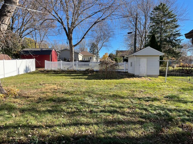 view of yard with a shed