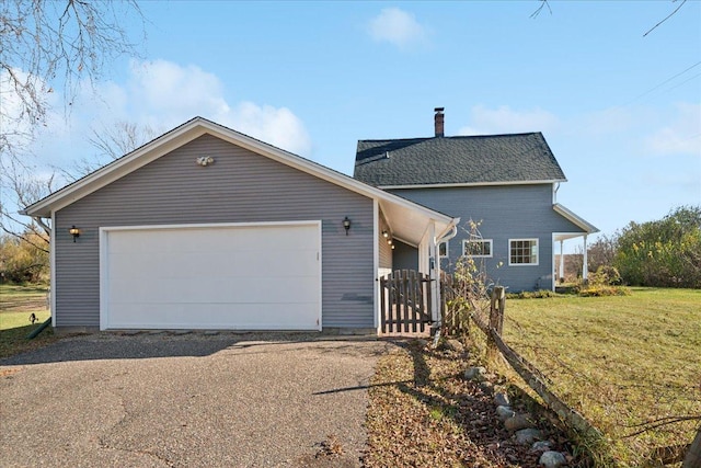 view of front of house featuring a front yard and a garage