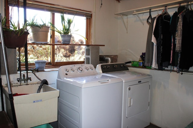 laundry area featuring a sink, laundry area, a wealth of natural light, and independent washer and dryer