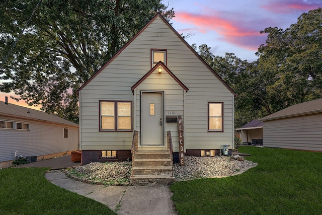 view of front of house featuring a lawn