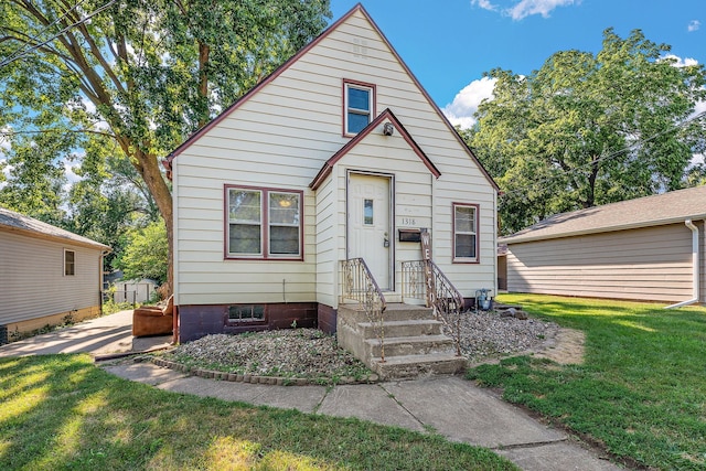 bungalow-style house featuring a front lawn