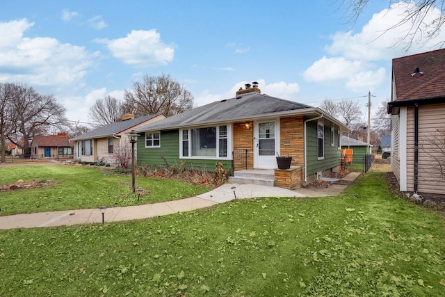 view of front of property featuring a front lawn