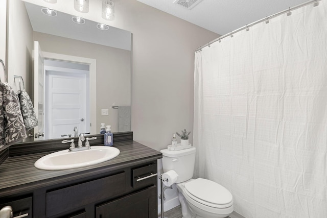 full bathroom featuring toilet, visible vents, a shower with shower curtain, and vanity