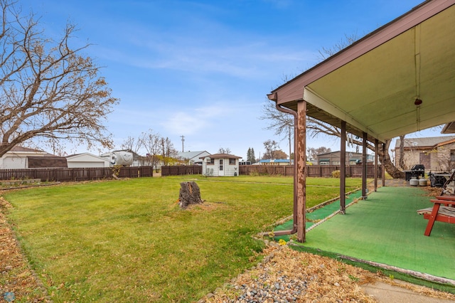 view of yard with an outbuilding