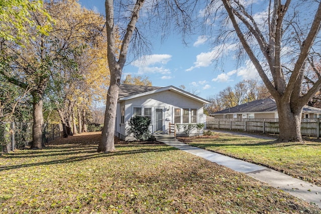 view of front of property featuring a front yard