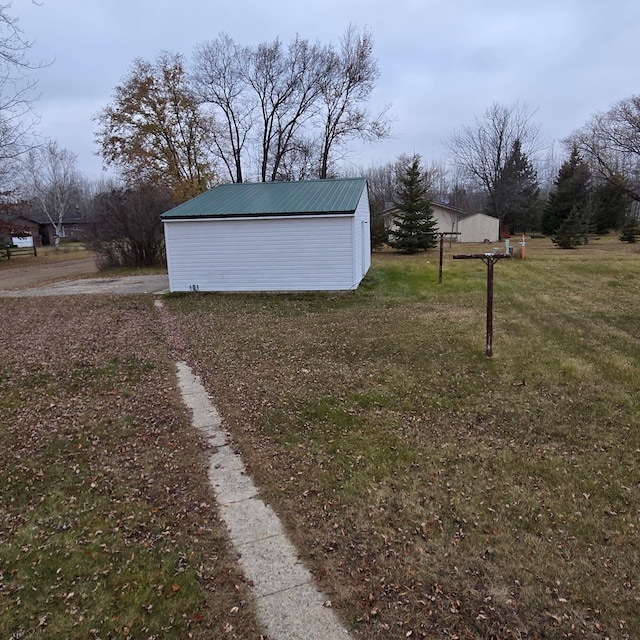 view of yard featuring an outbuilding